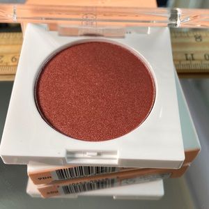 Honest Beauty blush in Frisky